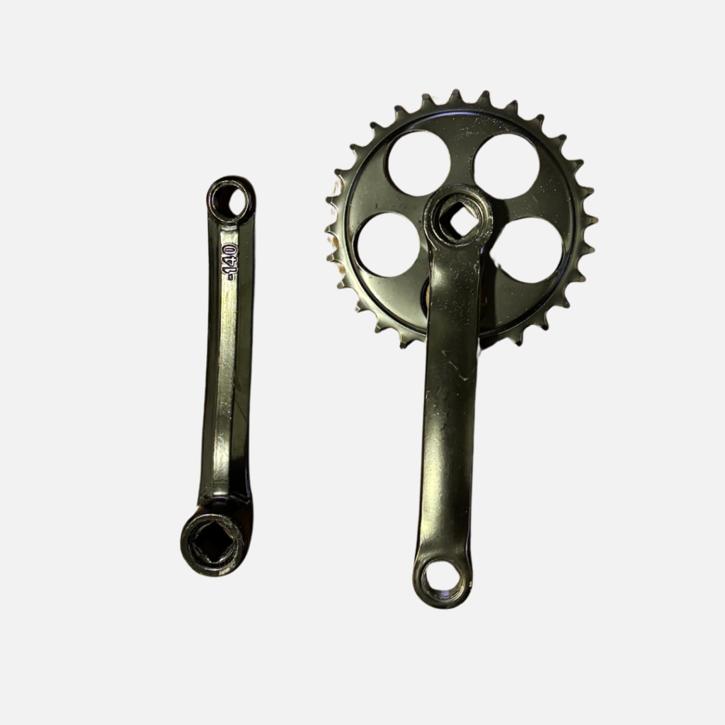140mm square-taper crank arm set showing the plain left arm and the right arm with its 28-tooth chainring attached